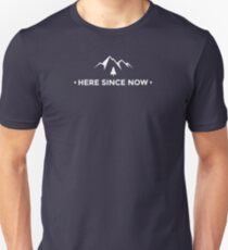 Camiseta unisex La camiseta de aventuras de Chris Prouse "Here Since Now"!