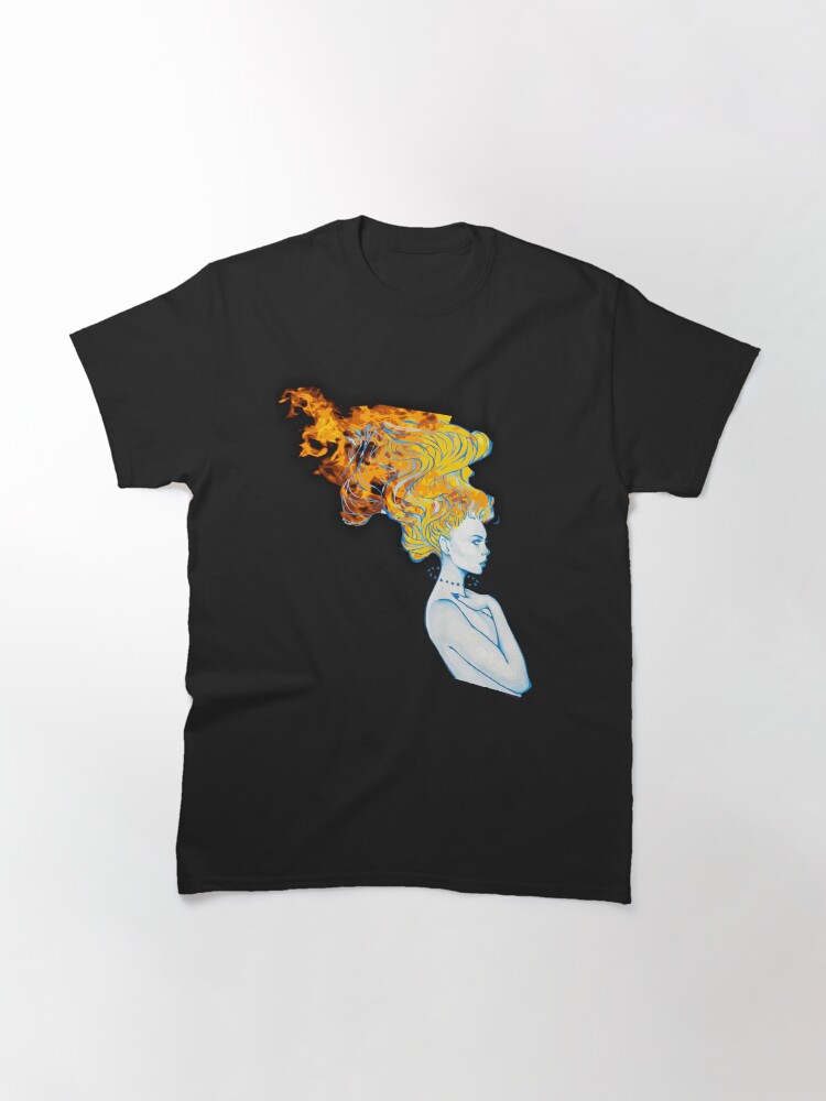 Vista alternativa de Camiseta clásica Chica en Llamas