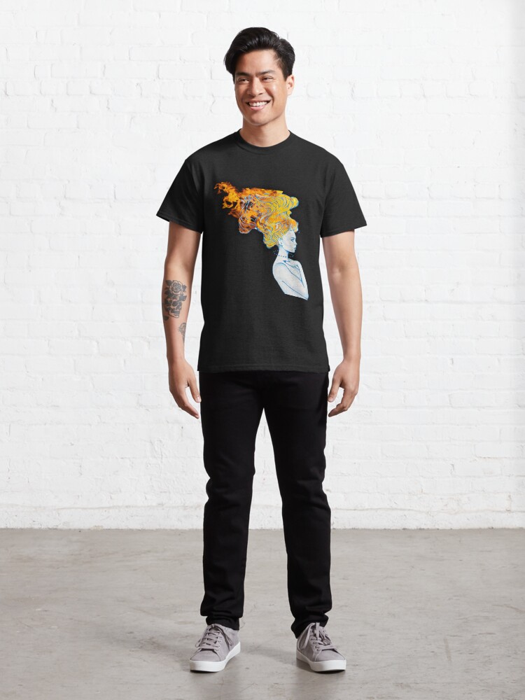 Vista alternativa de Camiseta clásica Chica en Llamas