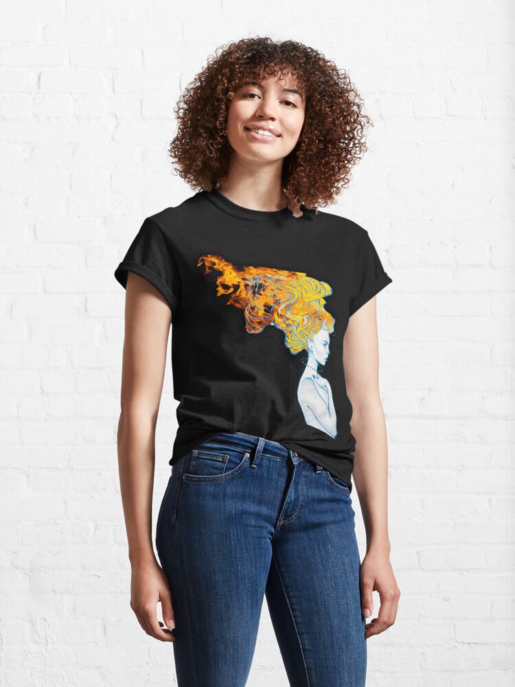 Vista alternativa de Camiseta clásica Chica en Llamas