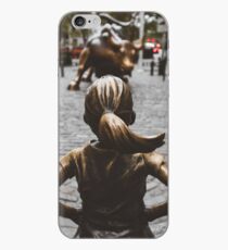 Vinilo o funda para iPhone Fearless Girl frente a Charging Bull Market, Nueva York, Estados Unidos