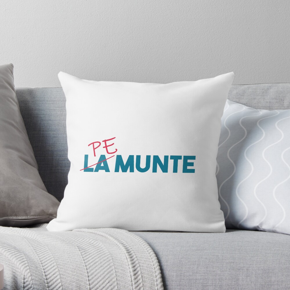 "Pe munte", nu "la munte" Throw Pillow