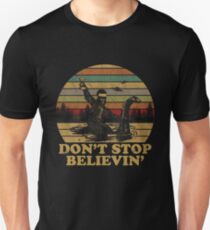 Stoppen Sie nicht, Santa Bigfoot zu reiten, das Loch Ness Monster-Shirt reitet Slim Fit T-Shirt