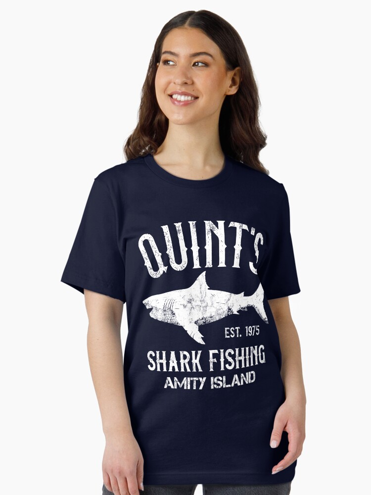 Aperçu 2 sur 7. T-shirt essentiel avec l'œuvre Pêche au requin de Quint - Amity Island 1975 créée et vendue par IncognitoMode.
