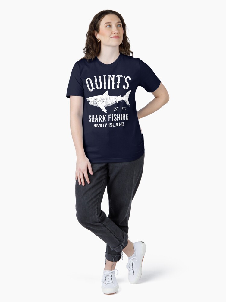 Aperçu 4 sur 7. T-shirt essentiel avec l'œuvre Pêche au requin de Quint - Amity Island 1975 créée et vendue par IncognitoMode.