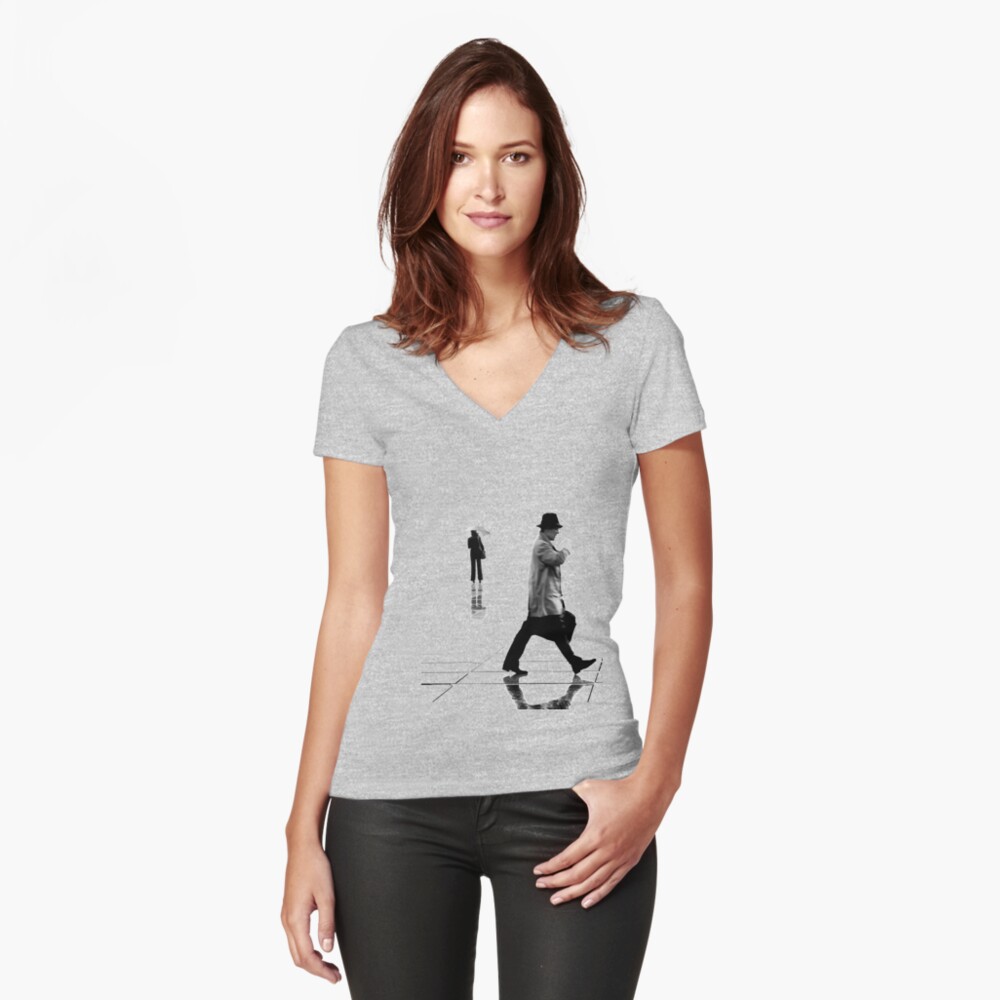 Aperçu de l'œuvre T-shirt moulant col V créée et vendue par GillouParis.