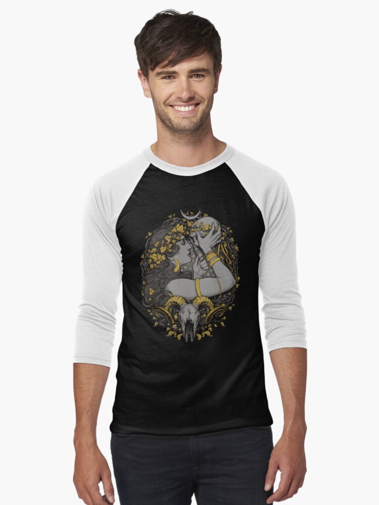 Thumbnail 1 von 3, Baseballshirt mit 3/4-Arm, mit einem Menschen und Widderschädeln in einem botanischen Rahmen. designt und verkauft von medusadollmaker.