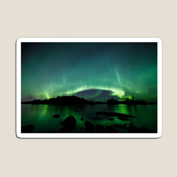 Beautiful northern lights over lake Magnet