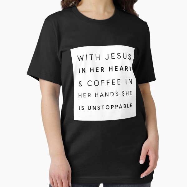 Vista previa del artículo con la obra «Con Jesús en su corazón y café en su mano, ella es imparable.», diseñado y vendido por Scoopivich.
