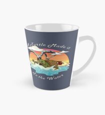 Eine Schildkröte hat es ins Wasser geschafft! Tasse (konisch)