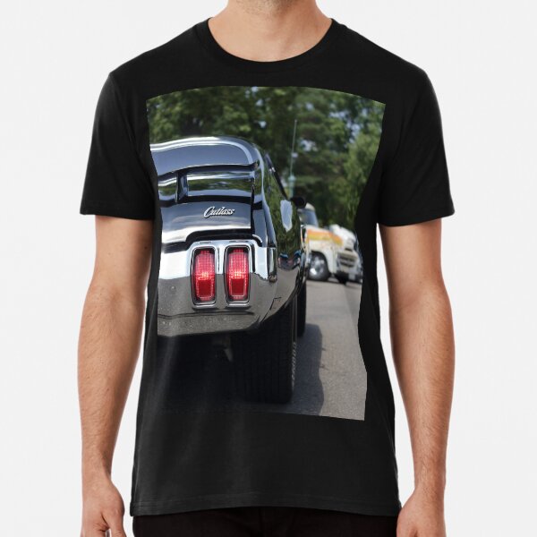 Chevy Chevelle Big Butts Parody 1971 American Muscle Car Fan V-Neck T Shirt