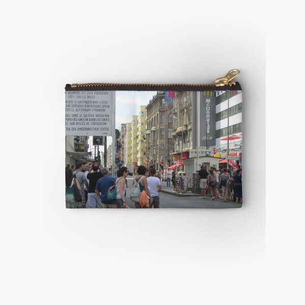 Aperçu de l'œuvre Check Point Charlie créée et vendue par trollbridge.