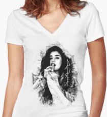 Camiseta entallada de cuello en V Lauren Jauregui logotipo blanco y negro