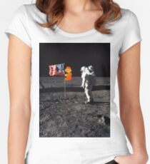 Camiseta entallada de cuello ancho Super Mario en la luna