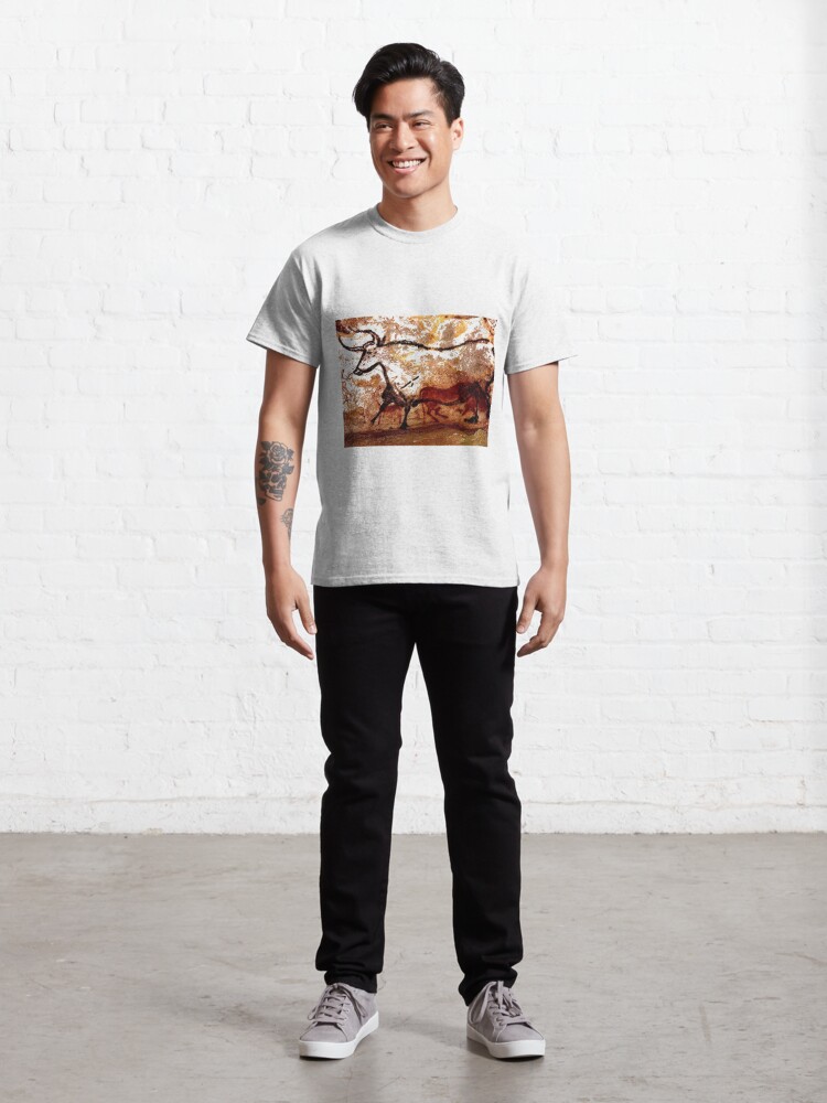Alternate view of #Lascaux #Cave #Paintings #Bull LascauxCave PaintingsBull LascauxCavePaintingsBull CavePaintings CaveDrawings drawings Classic T-Shirt