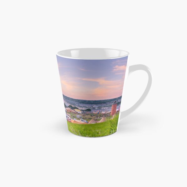 Vista previa del artículo con la obra «Festival de Glastonbury en Sunset Panorama con Tipis», diseñado y vendido por oindypoind.