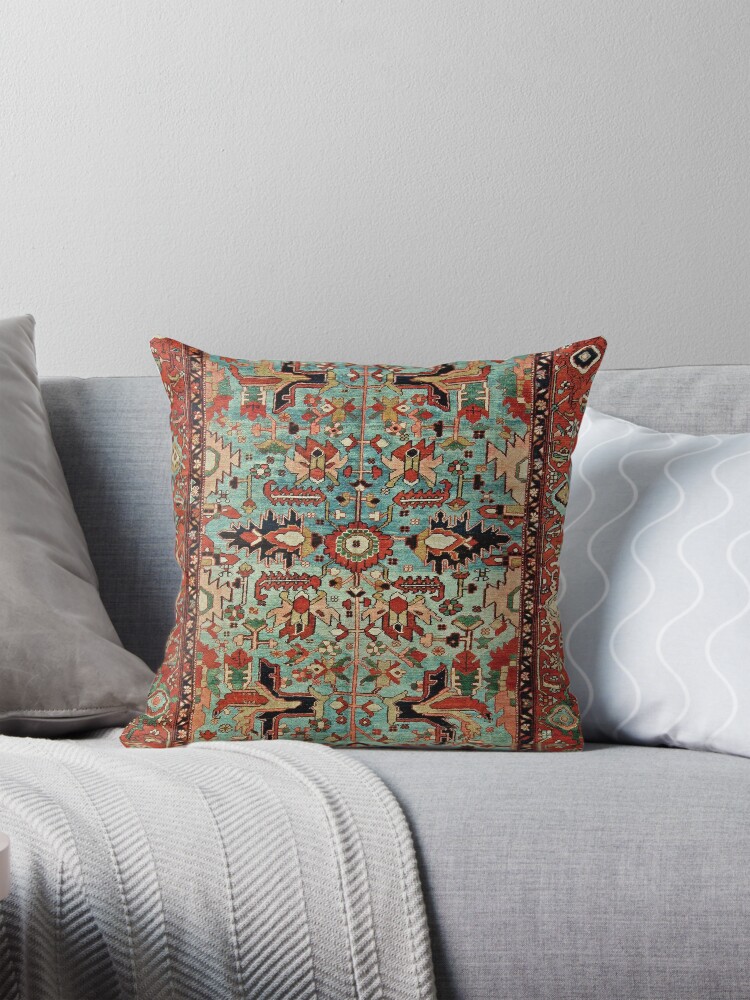 Aperçu 1 sur 4. Coussin avec l'œuvre Impression de tapis persan antique Heriz créée et vendue par bragova.