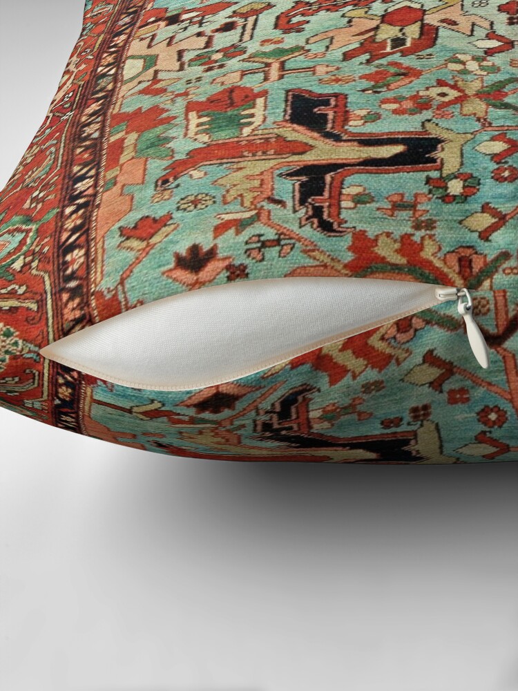 Aperçu 2 sur 4. Coussin avec l'œuvre Impression de tapis persan antique Heriz créée et vendue par bragova.