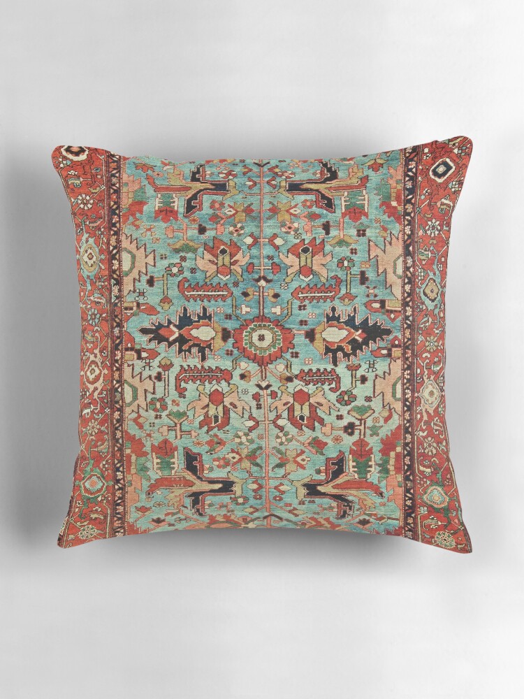 Aperçu 3 sur 4. Coussin avec l'œuvre Impression de tapis persan antique Heriz créée et vendue par bragova.