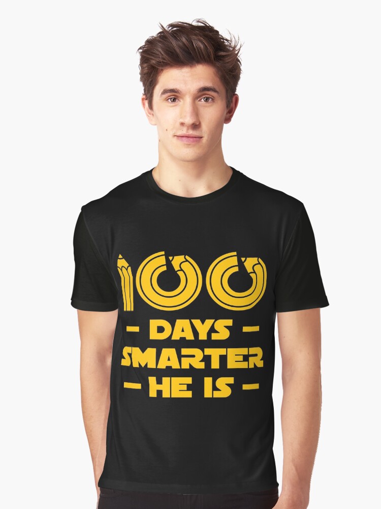 Thumbnail 1 von 5, Grafik T-Shirt, 100 Days Smarter He Is - 100 Days Of School Gift designt und verkauft von yeoys.