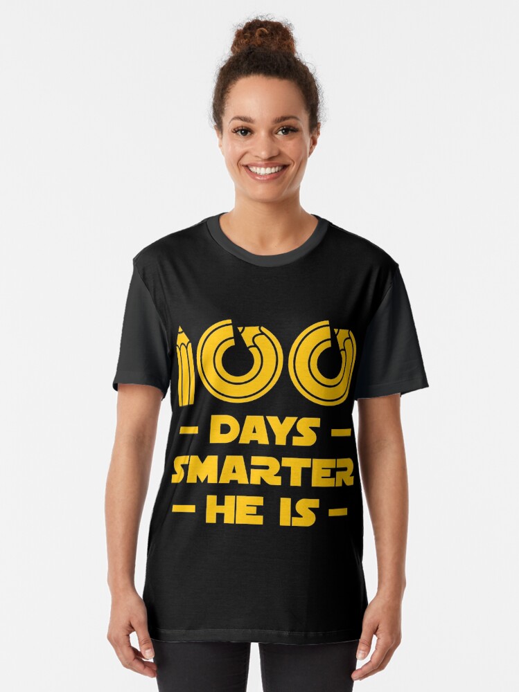 Thumbnail 2 von 5, Grafik T-Shirt, 100 Days Smarter He Is - 100 Days Of School Gift designt und verkauft von yeoys.