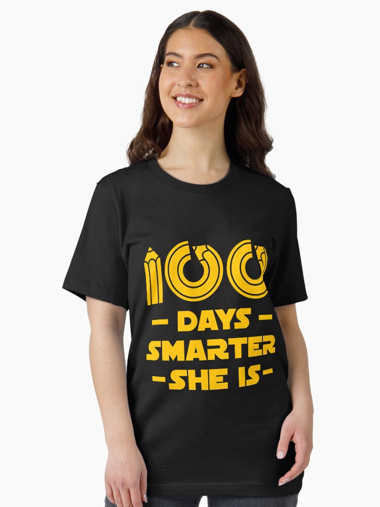 Thumbnail 2 von 7, Essential T-Shirt, 100 Days Smarter She Is - 100 Days Of School Gift designt und verkauft von yeoys.