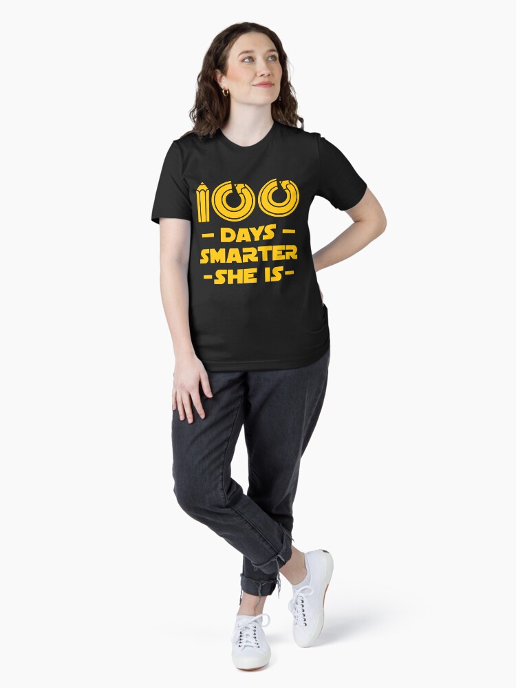 Thumbnail 4 von 7, Essential T-Shirt, 100 Days Smarter She Is - 100 Days Of School Gift designt und verkauft von yeoys.
