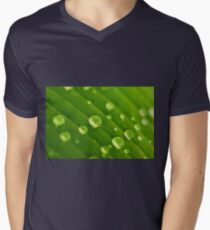 green lines and drops T-Shirt mit V-Ausschnitt