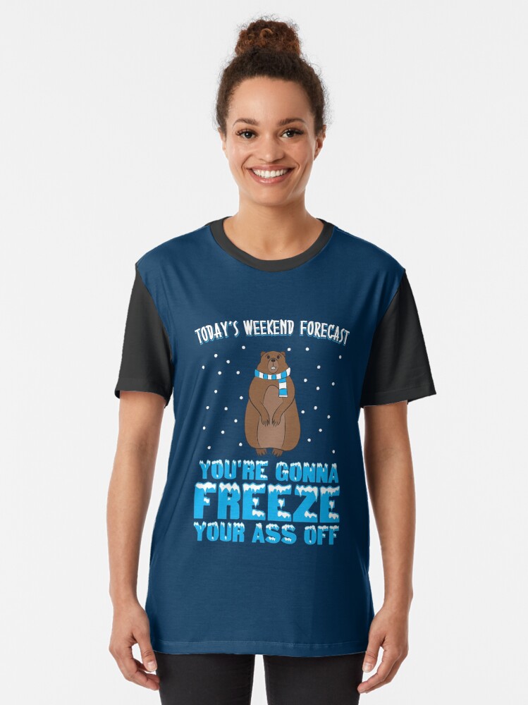 Thumbnail 2 von 5, Grafik T-Shirt, Today's Weekend Forecast: You're Gonna Freeze Your Ass Off - Groundhog Day Gift designt und verkauft von yeoys.