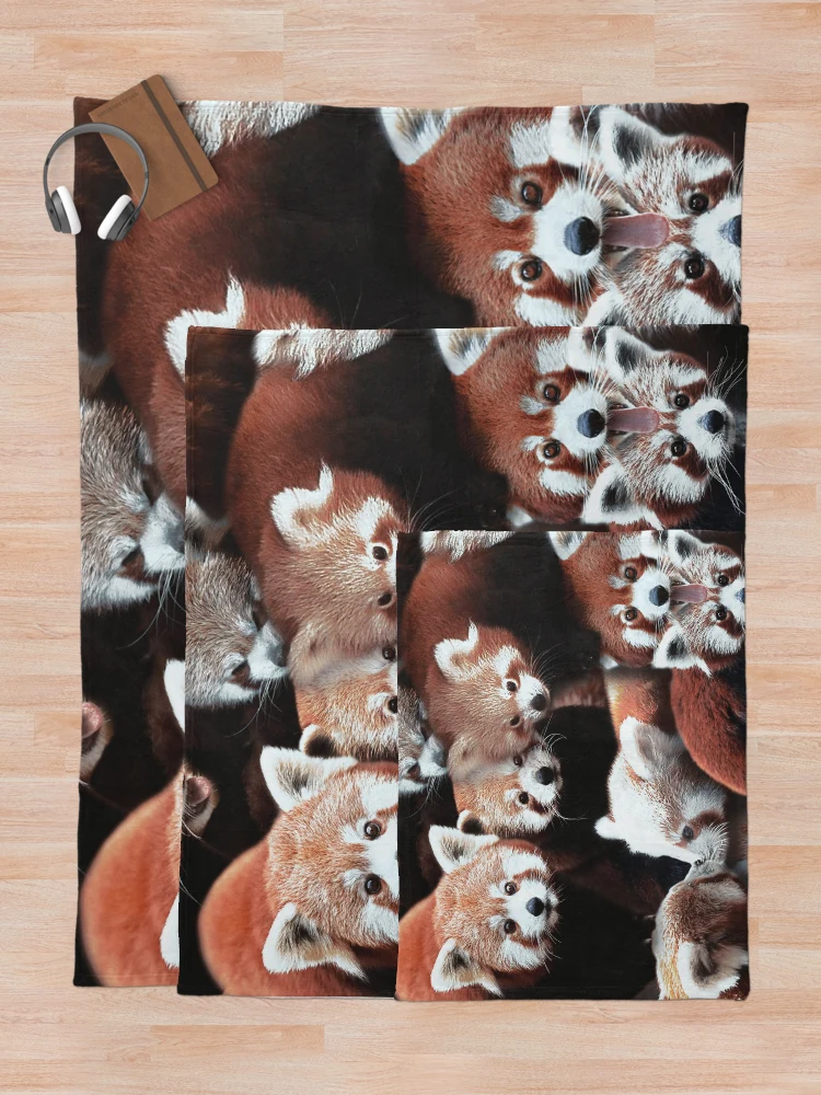 Aperçu 5 sur 6. Plaid avec l'œuvre Pandas Rouges créée et vendue par MaxencePierrard.