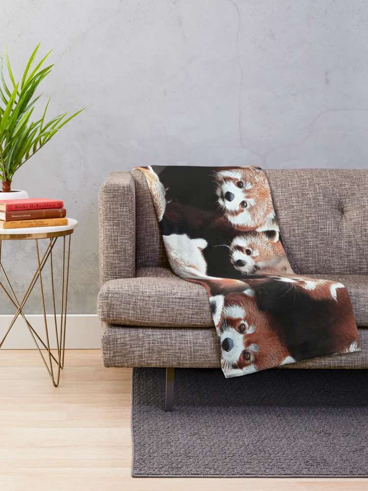 Aperçu 2 sur 6. Plaid avec l'œuvre Pandas Rouges créée et vendue par MaxencePierrard.