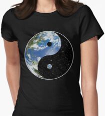 Erde und Raum Yin Yang Symbol Tailliertes T-Shirt