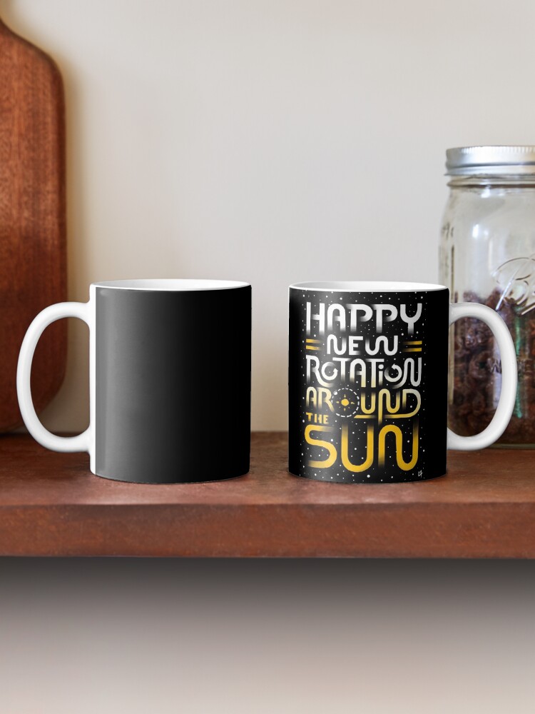 Vista alternativa de Taza Feliz nueva rotación alrededor del sol