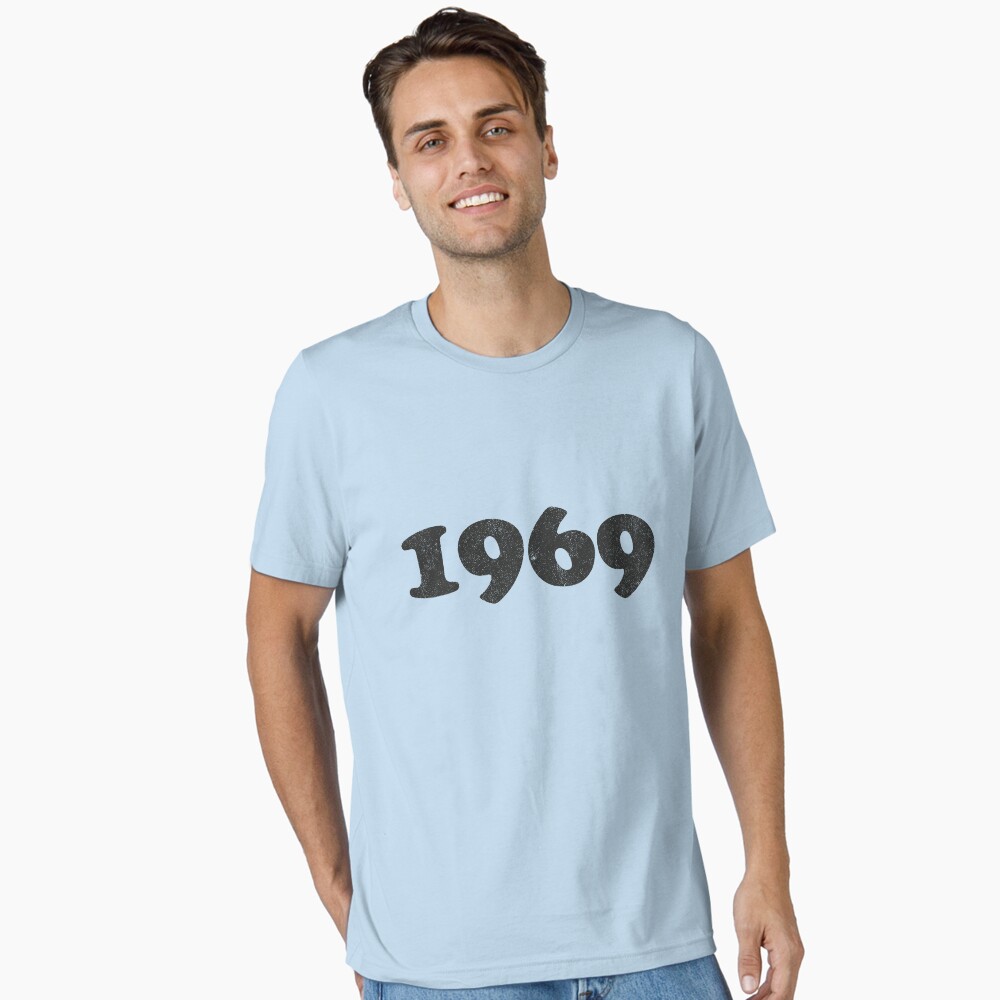 Aperçu de l'œuvre T-shirt essentiel créée et vendue par Jeanne-LMBB.
