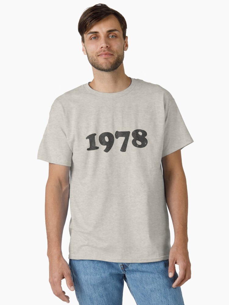 Aperçu 2 sur 7. T-shirt classique avec l'œuvre 1978 créée et vendue par Jeanne-LMBB.