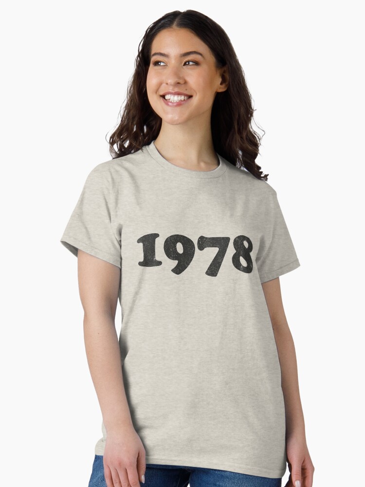 Aperçu 1 sur 7. T-shirt classique avec l'œuvre 1978 créée et vendue par Jeanne-LMBB.