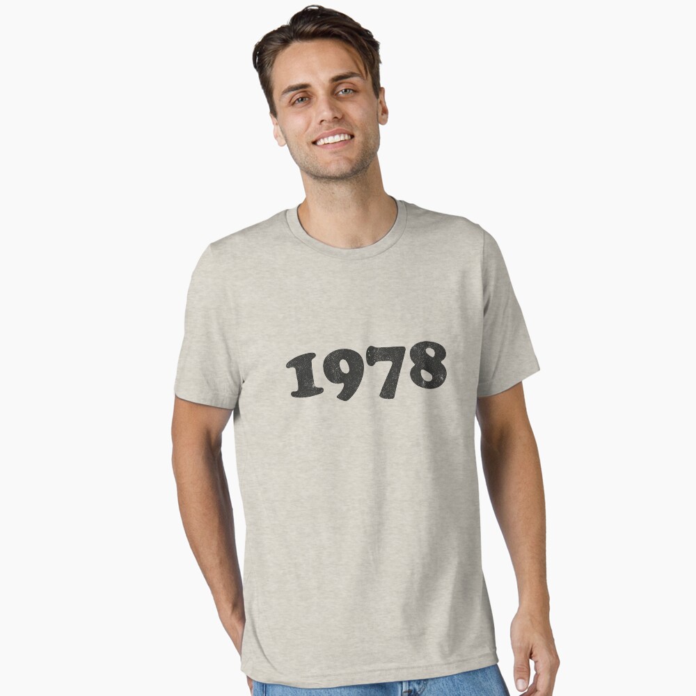 Aperçu de l'œuvre T-shirt essentiel créée et vendue par Jeanne-LMBB.