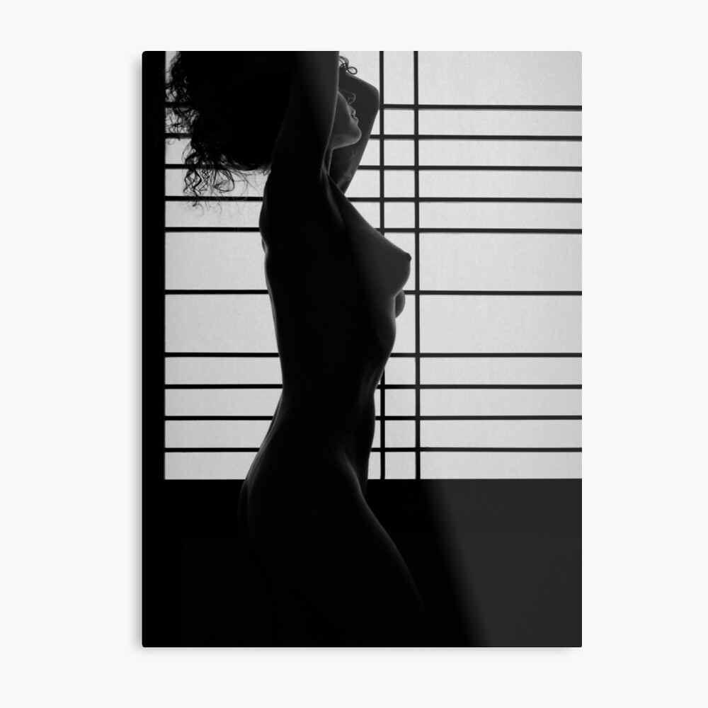 Póster for Sale con la obra «Silueta de una hermosa mujer desnuda de pie  junto a la ventana de shoji. Foto de arte desnudo y en blanco y negro.  Impresión de foto.»