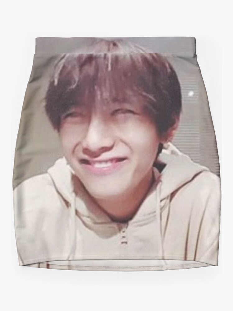 taehyung skirt  Taehyung, Namjoon, Accessoires de costume