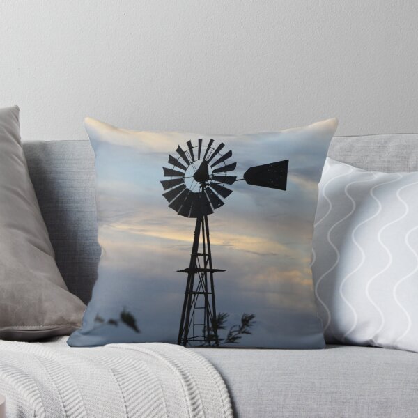 Aperçu de l'œuvre Windmill Sillouette with Gray, Blue Sky in Kansas créée et vendue par ROBERTDBROZEK.