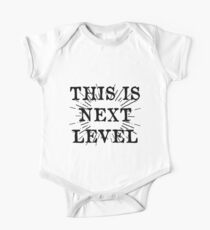 THIS IS NEXT LEVEL (b) Baby Body Kurzarm