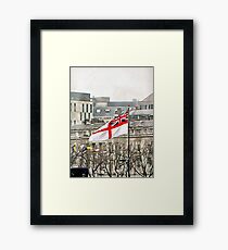 Der weiße Fähnrich fliegt auf der HMS Belfast Gerahmtes Wandbild