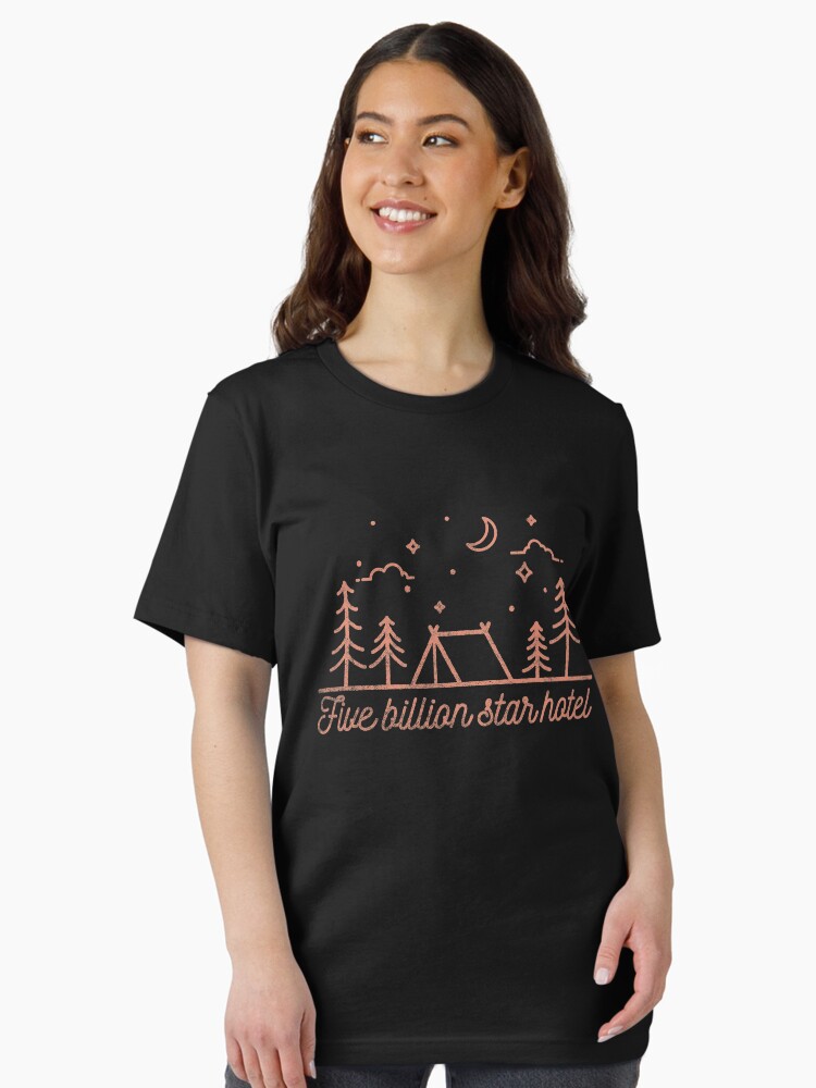 Thumbnail 2 von 7, Essential T-Shirt, Five Billion Star Hotel - Funny Camping Quote Gift designt und verkauft von yeoys.