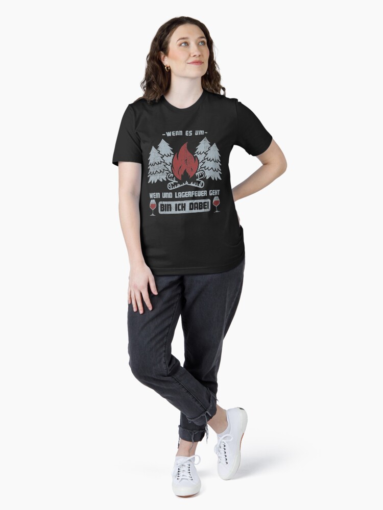 Thumbnail 4 von 7, Essential T-Shirt, Lagerfeuer und Wein ich bin dabei - Camping Geschenk designt und verkauft von yeoys.