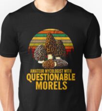 Amateur-Mykologe mit fragwürdigen Morcheln Slim Fit T-Shirt