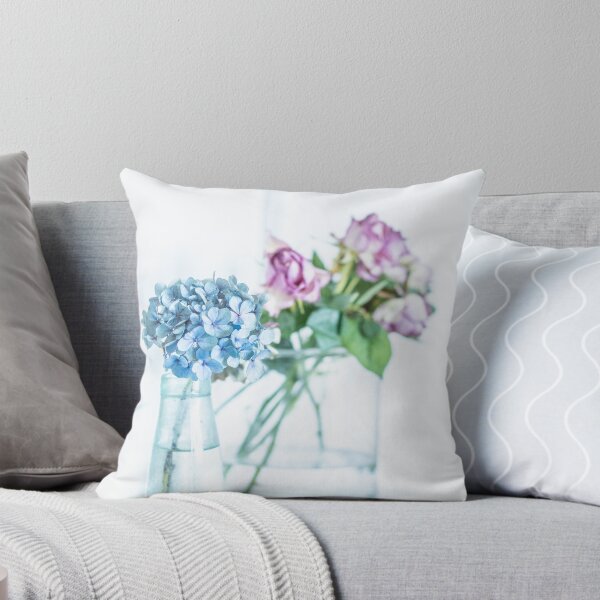 Artikelvorschau, Blaue Hortensie und rosa Rosen entworfen und verkauft von Tamsyn Morgans.