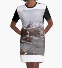Stromaufwärts von den Fairy Pools T-Shirt Kleid