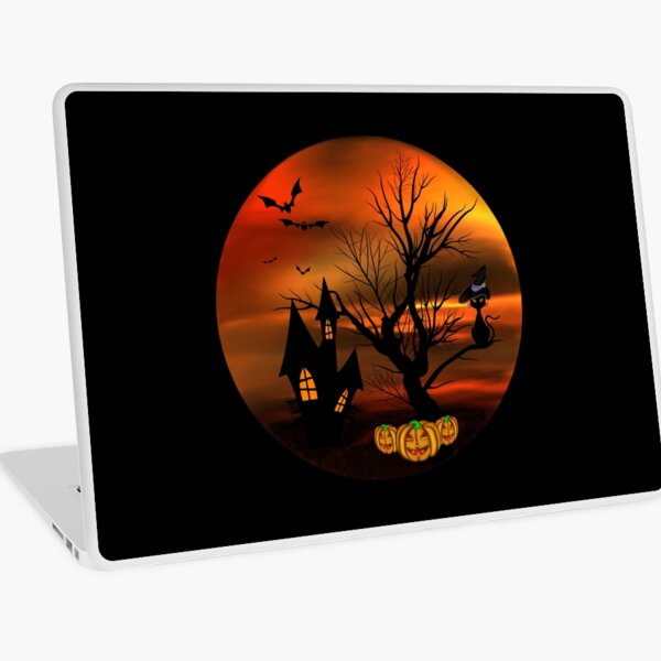 Halloween Katze mit Zauberhut in einem blattlosen Baum, leuchtende Kürbisse, Fledermäuse und eine alte Villa Laptop Folie