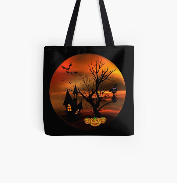Halloween Katze mit Zauberhut in einem blattlosen Baum, leuchtende Kürbisse, Fledermäuse und eine alte Villa Allover-Print Tote Bag