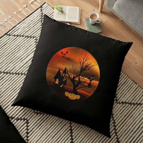 Halloween Katze mit Zauberhut in einem blattlosen Baum, leuchtende Kürbisse, Fledermäuse und eine alte Villa Bodenkissen